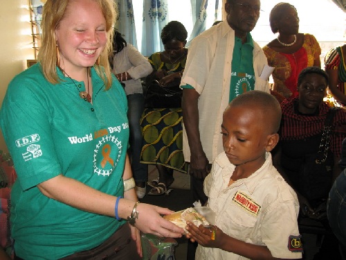 VSO volunteer helping to distribute baskets in 2010